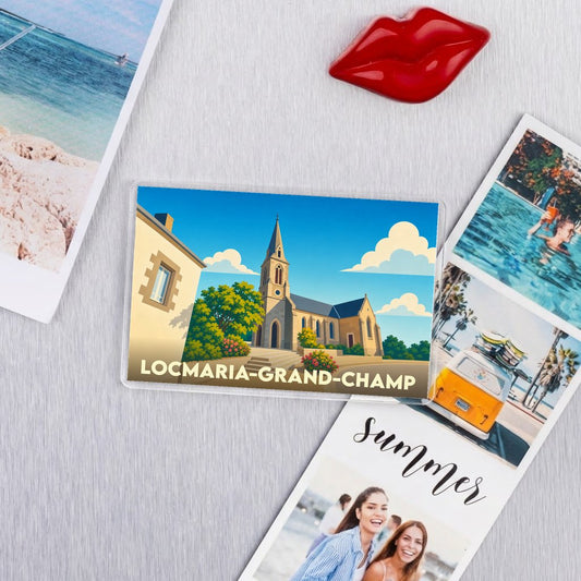 Magnet souvenir de Locmaria-Grand-Champ avec une illustration stylisée de son église.