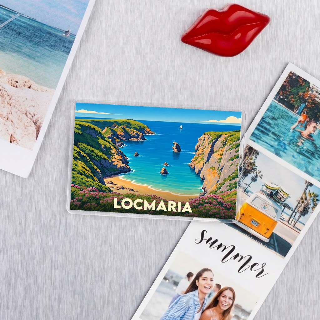 Magnet souvenir de la ville de Locmaria avec une illustration stylisée d'une crique sauvage.
