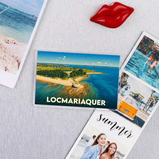 Magnet souvenir de la ville de Locmariaquer avec une vue aérienne stylisée du littoral.