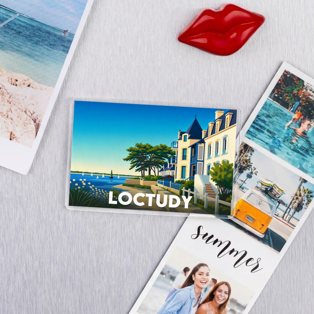 Magnet souvenir de la ville de Loctudy avec une illustration stylisée de son bord de mer.