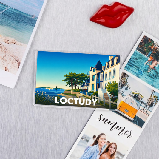 Magnet souvenir de la ville de Loctudy avec une illustration stylisée de son bord de mer.