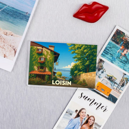 Magnet souvenir de la ville de Loisin avec une illustration stylisée d'une maison fleurie au bord de l'eau.