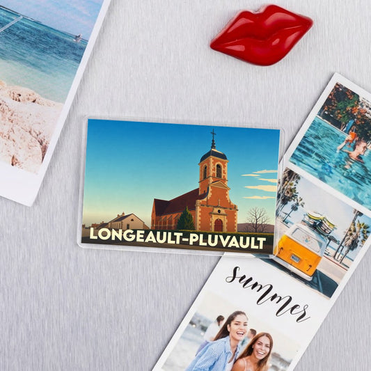 Magnet souvenir de la ville de Longeault-Pluvault avec une illustration stylisée de son église.