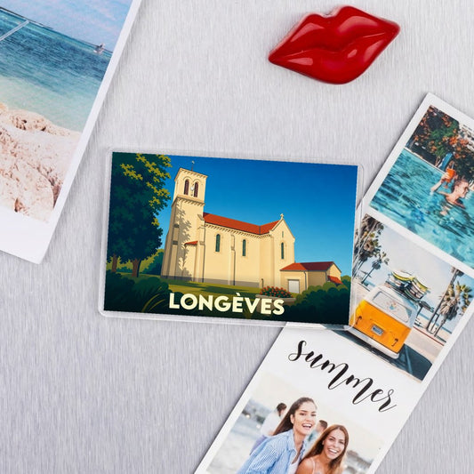 Magnet souvenir de la ville de Longèves avec une illustration stylisée de son église.