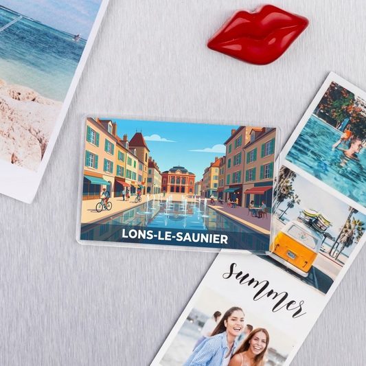Magnet souvenir de la ville de Lons-le-Saunier avec une illustration stylisée de sa place et ses fontaines.
