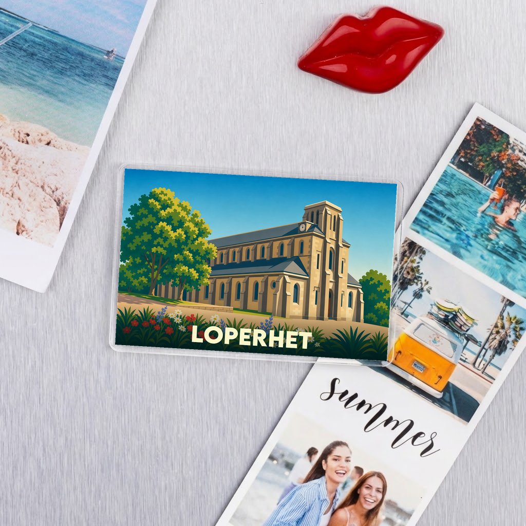 Magnet souvenir de la ville de Loperhet avec une illustration stylisée de son église.