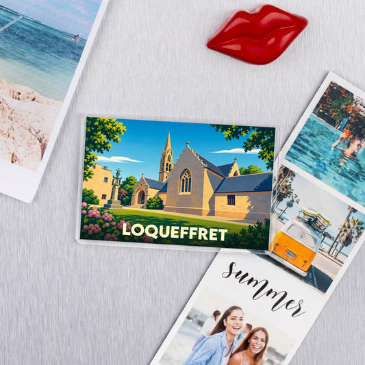 Magnet souvenir de la ville de Loqueffret avec une illustration stylisée d'une église bretonne.