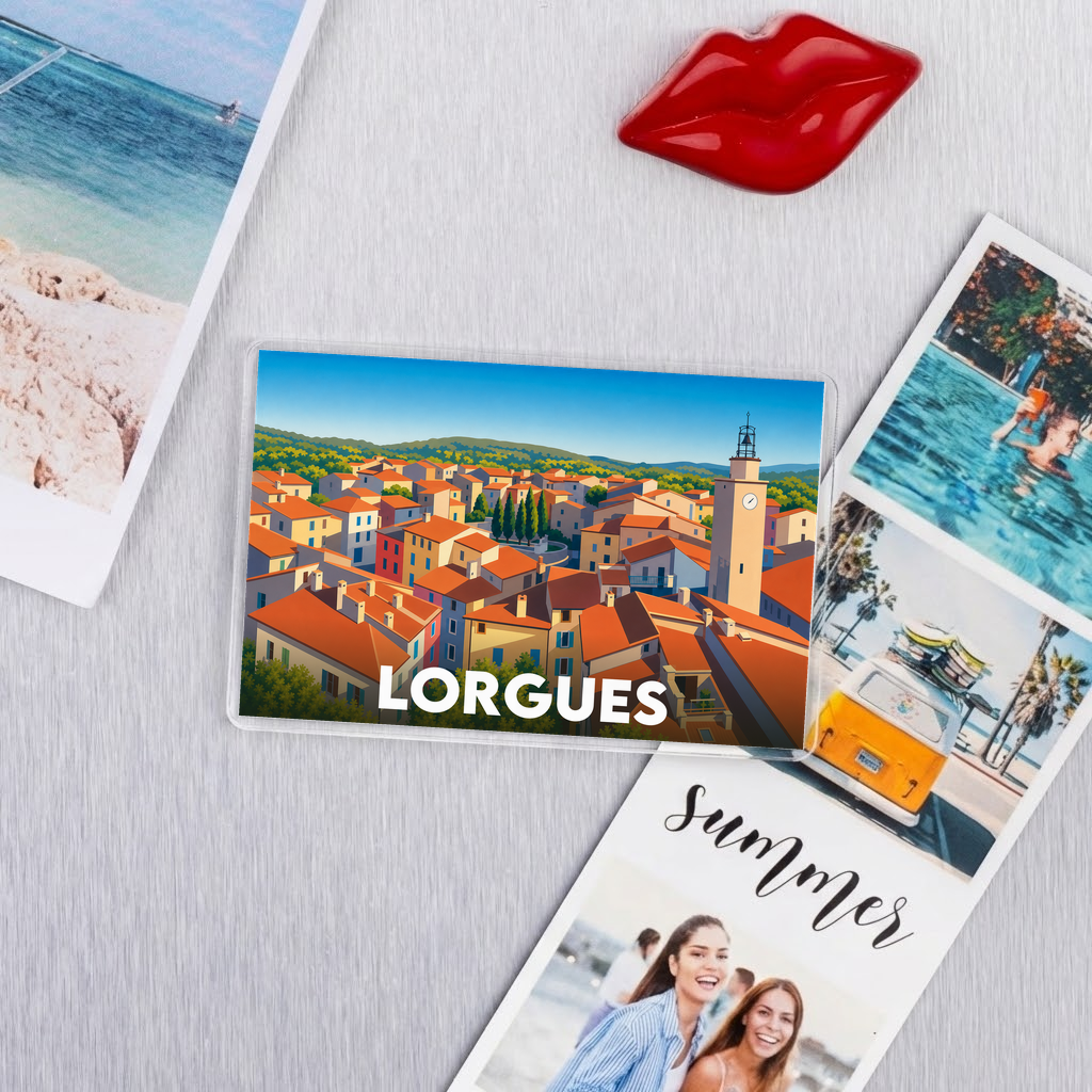 Magnet souvenir de la ville de Lorgues avec une illustration stylisée d'un village provençal.
