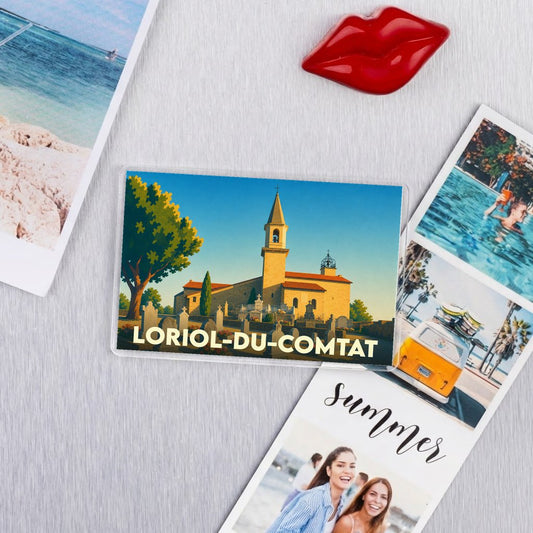 Magnet souvenir de la ville de Loriol-du-Comtat avec une illustration stylisée de son église.