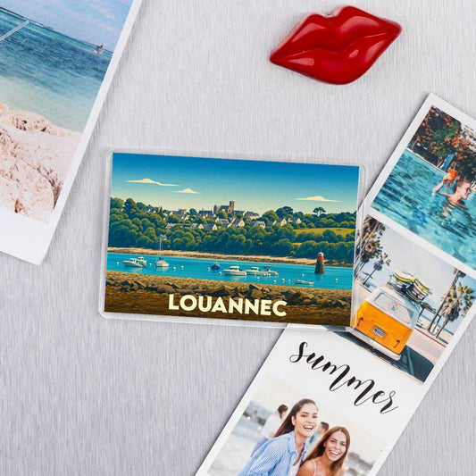 Magnet souvenir de la ville de Louannec avec une illustration stylisée du port et du littoral.