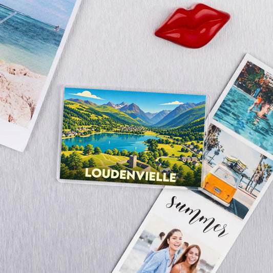 Magnet souvenir de la ville de Loudenvielle avec une illustration stylisée de son lac et de ses montagnes.