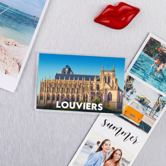 Magnet souvenir de la ville de Louviers avec une illustration stylisée.