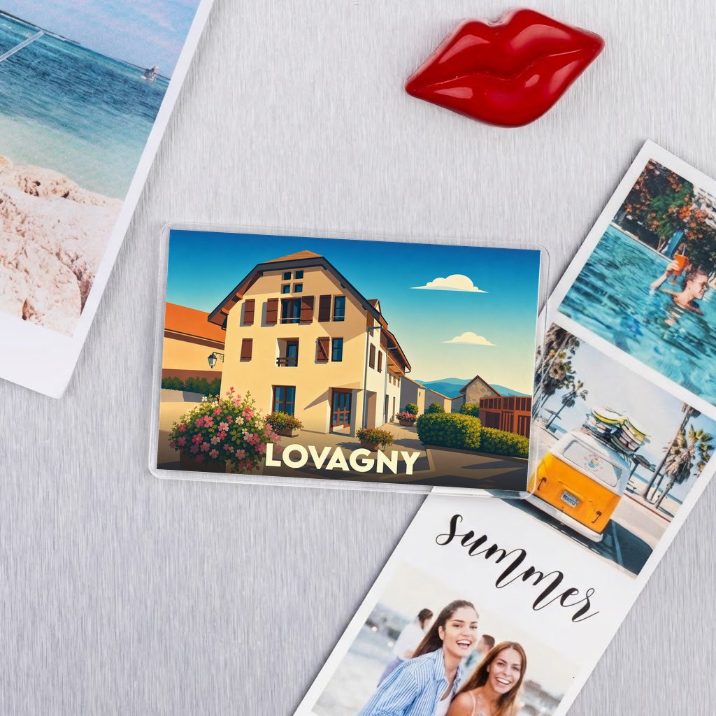 Magnet souvenir de la ville de Lovagny avec une illustration stylisée d'une maison traditionnelle.