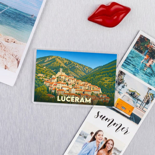 Magnet souvenir de la ville de Lucéram avec une illustration stylisée.