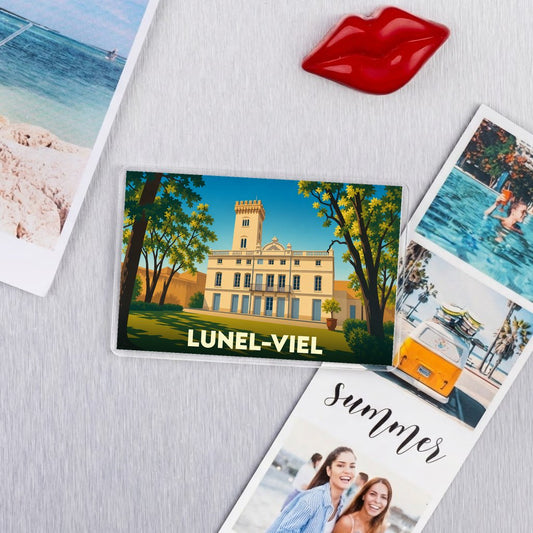 Magnet souvenir de la ville de Lunel-Viel avec une illustration stylisée de son château.