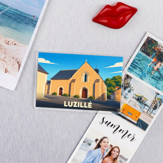 Magnet souvenir de la ville de Luzillé avec une illustration stylisée de son église.