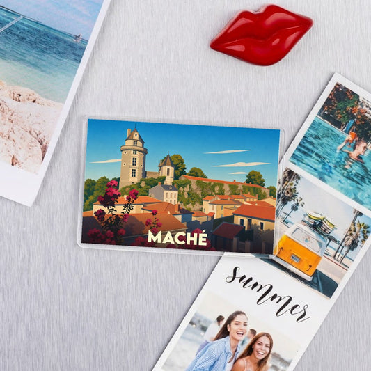 Magnet souvenir de la ville de Maché avec une illustration stylisée.
