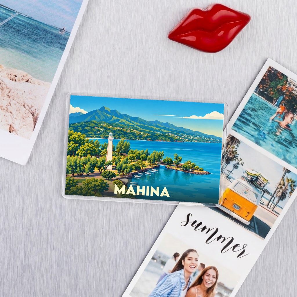 Magnet souvenir de la ville de Mahina avec une illustration de paysage côtier et montagneux.