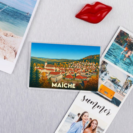 Magnet souvenir de la ville de Maîche avec une illustration de style vintage.