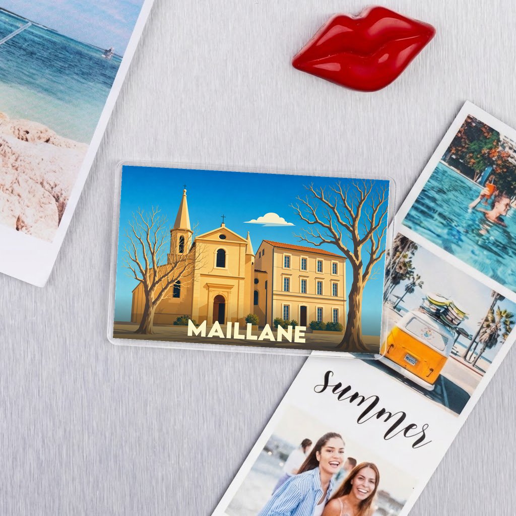 Magnet souvenir de la ville de Maillane avec une illustration stylisée de son église.
