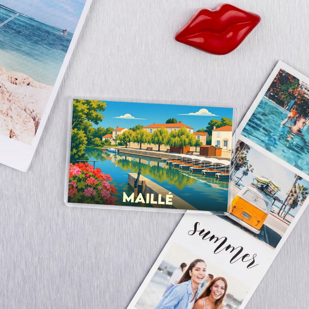 Magnét souvenir de la ville de Maillé avec une illustration stylisée de son canal et de ses barques.