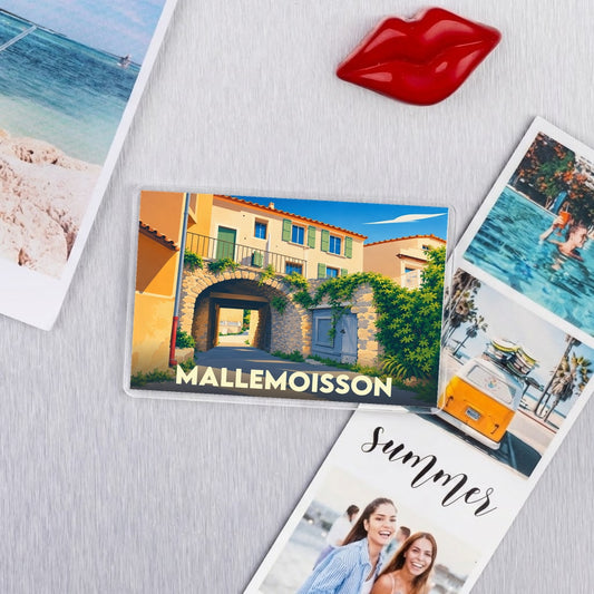 Magnet souvenir de la ville de Mallemoisson avec une illustration stylisée d'un passage voûté fleuri.