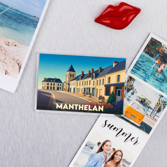 Magnet souvenir de la ville de Manthelan avec une illustration stylisée.