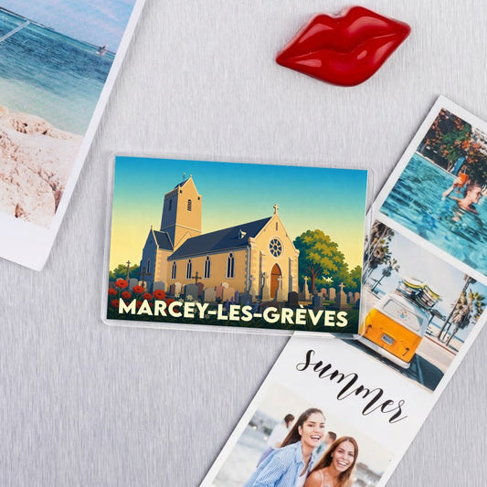 Magnet souvenir de Marcey-les-Grèves avec une illustration stylisée de son église et de son cimetière.