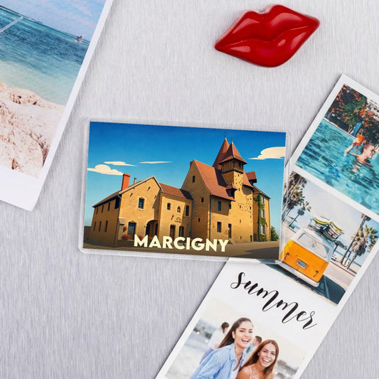 Magnet souvenir de la ville de Marcigny avec une illustration stylisée de ses bâtiments historiques.