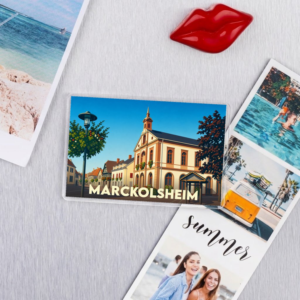 Magnet souvenir de la ville de Marckolsheim avec une illustration stylisée de son architecture.