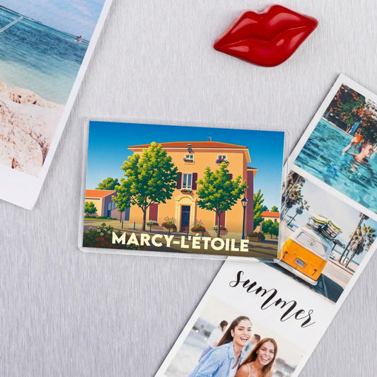 Magnet souvenir de la ville de Marcy-l'Étoile avec une illustration colorée et stylisée.