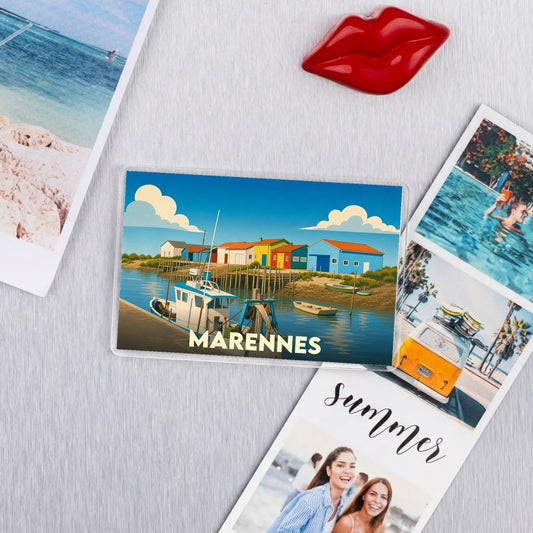 Magnet souvenir de la ville de Marennes avec une illustration stylisée de son port de pêche coloré.
