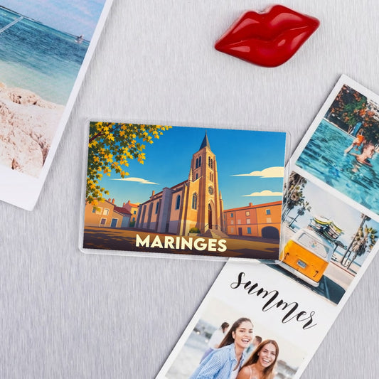 Magnet souvenir de la ville de Maringes illustré par une église stylisée sous un ciel bleu.
