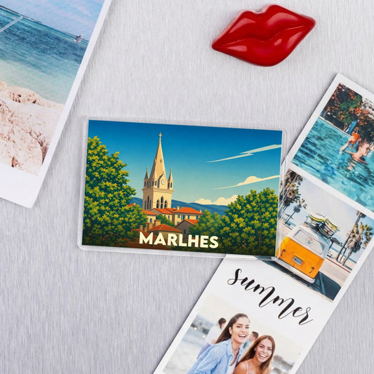 Magnet souvenir de la ville de Marlhes avec une illustration stylisée de son église.