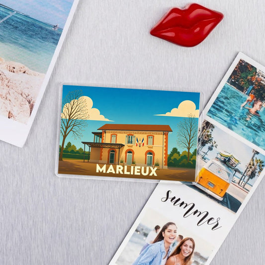 Magnet souvenir de la ville de Marlieux avec une illustration stylisée de son hôtel de ville.