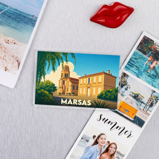 Magnet souvenir de la ville de Marsas avec une illustration stylisée de son église et de ses bâtiments.