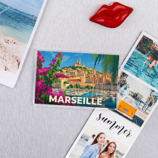 Magnet souvenir de la ville de Marseille avec une illustration stylisée du port.