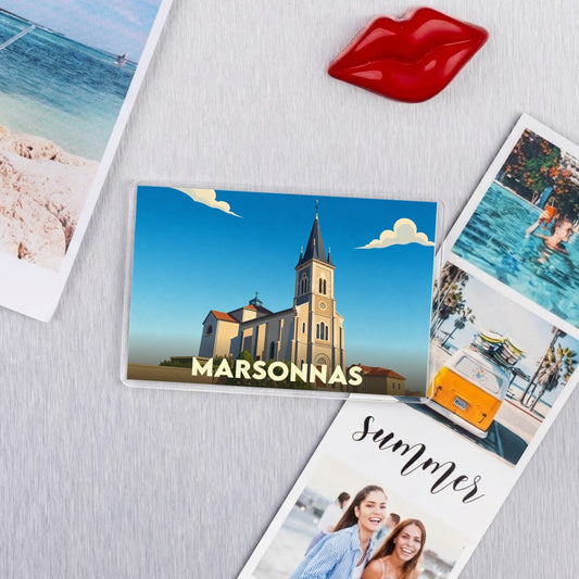 Magnet souvenir de la ville de Marsonnas avec une illustration stylisée de son église.