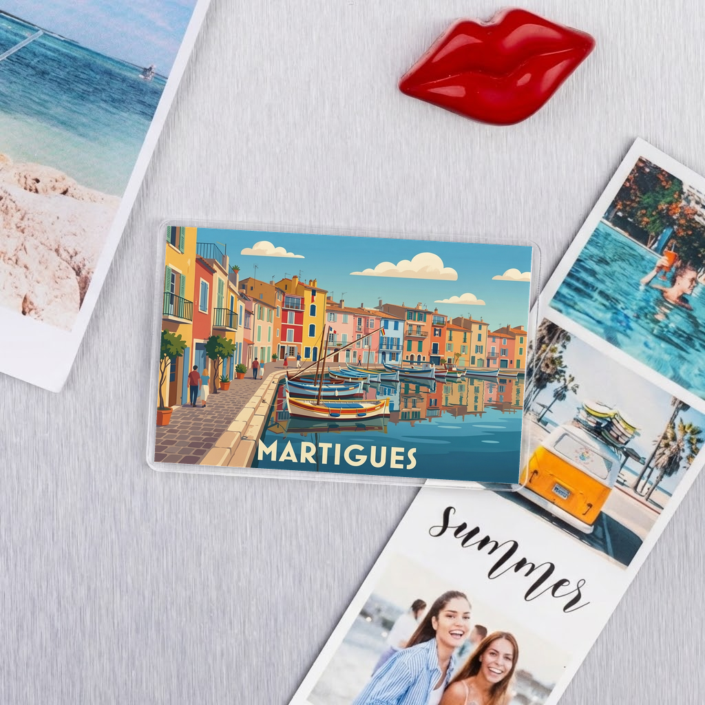 Magnet souvenir de la ville de Martigues avec une illustration stylisée.