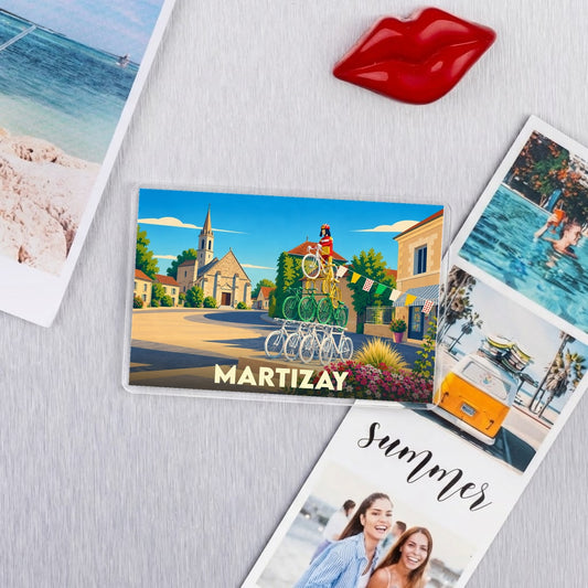 Magnet souvenir de la ville de Martizay avec une illustration stylisée d'un village et de vélos.