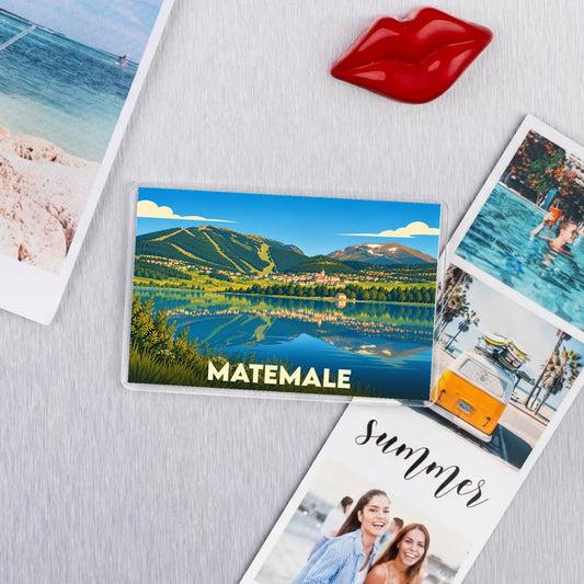 Magnet souvenir de la ville de Matemale avec une illustration de paysage de montagne.