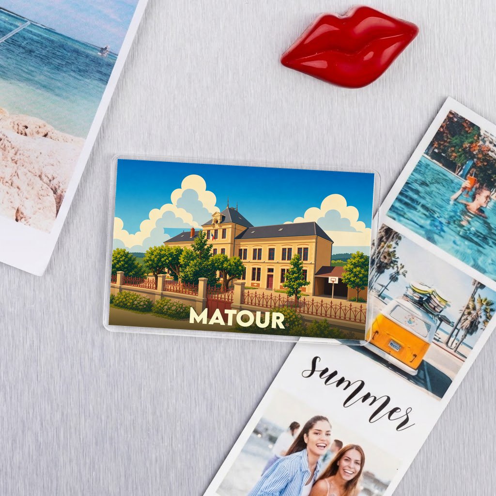 Magnet souvenir de la ville de Matour avec une illustration stylisée de sa mairie.