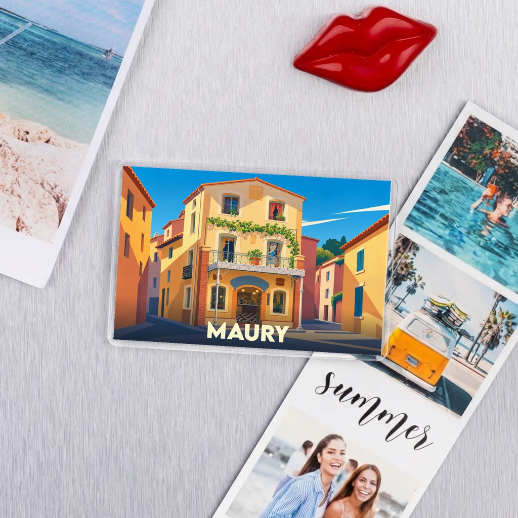 Magnet souvenir de la ville de Maury avec une illustration stylisée et colorée.