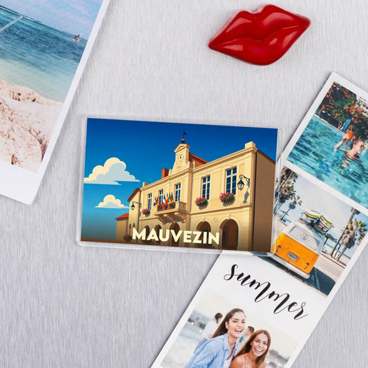 Magnet souvenir de la ville de Mauvezin avec une illustration stylisée de sa mairie.