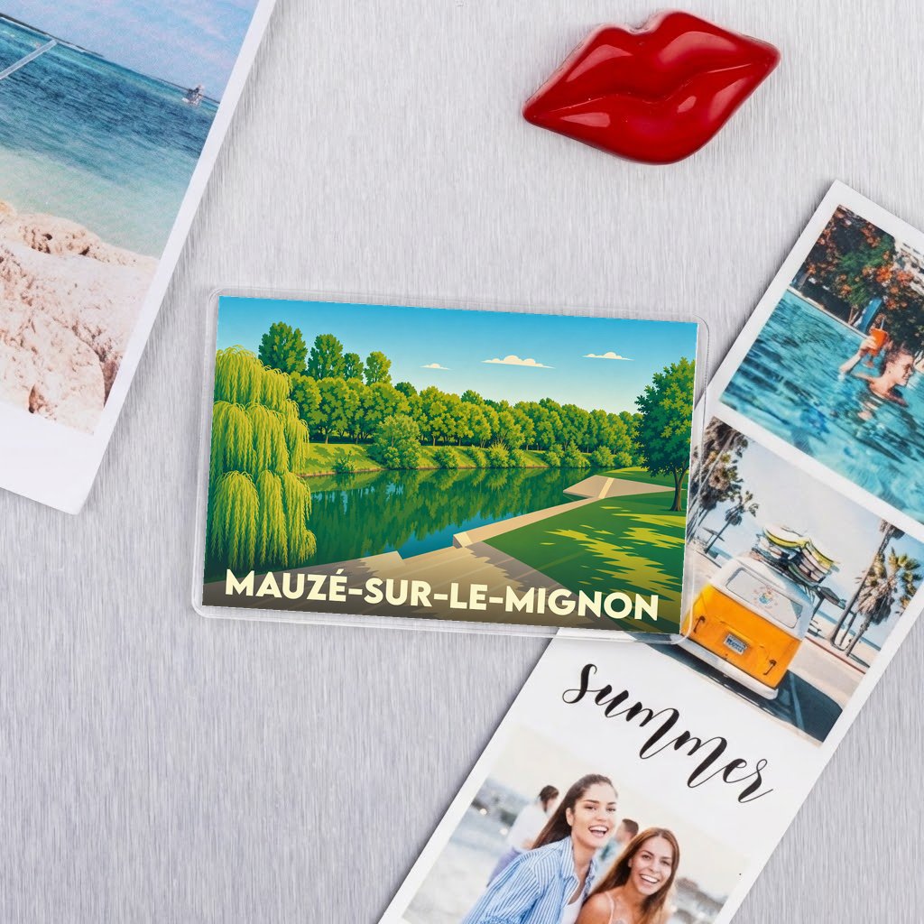Magnet souvenir de la ville de Mauzé-sur-le-Mignon avec une illustration stylisée de son paysage fluvial.