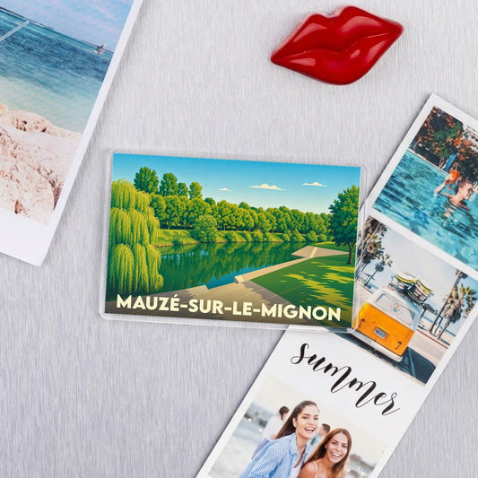 Magnet souvenir de la ville de Mauzé-sur-le-Mignon avec une illustration stylisée de son paysage fluvial.