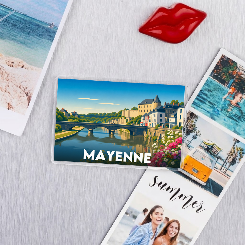 Magnet souvenir de la ville de Mayenne avec une illustration stylisée de son pont et de son patrimoine historique.