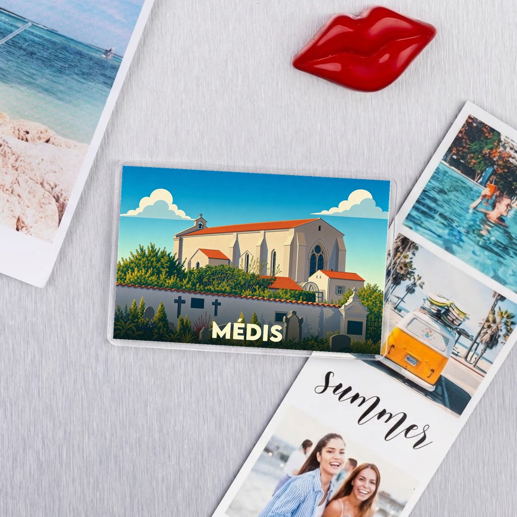 Magnet souvenir de la ville de Médis avec une illustration stylisée de son église.