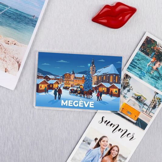 Magnet souvenir de la ville de Megève avec une illustration stylisée d'une scène hivernale.