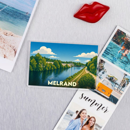 Magnet souvenir de la ville de Melrand avec une illustration stylisée d'un paysage fluvial.